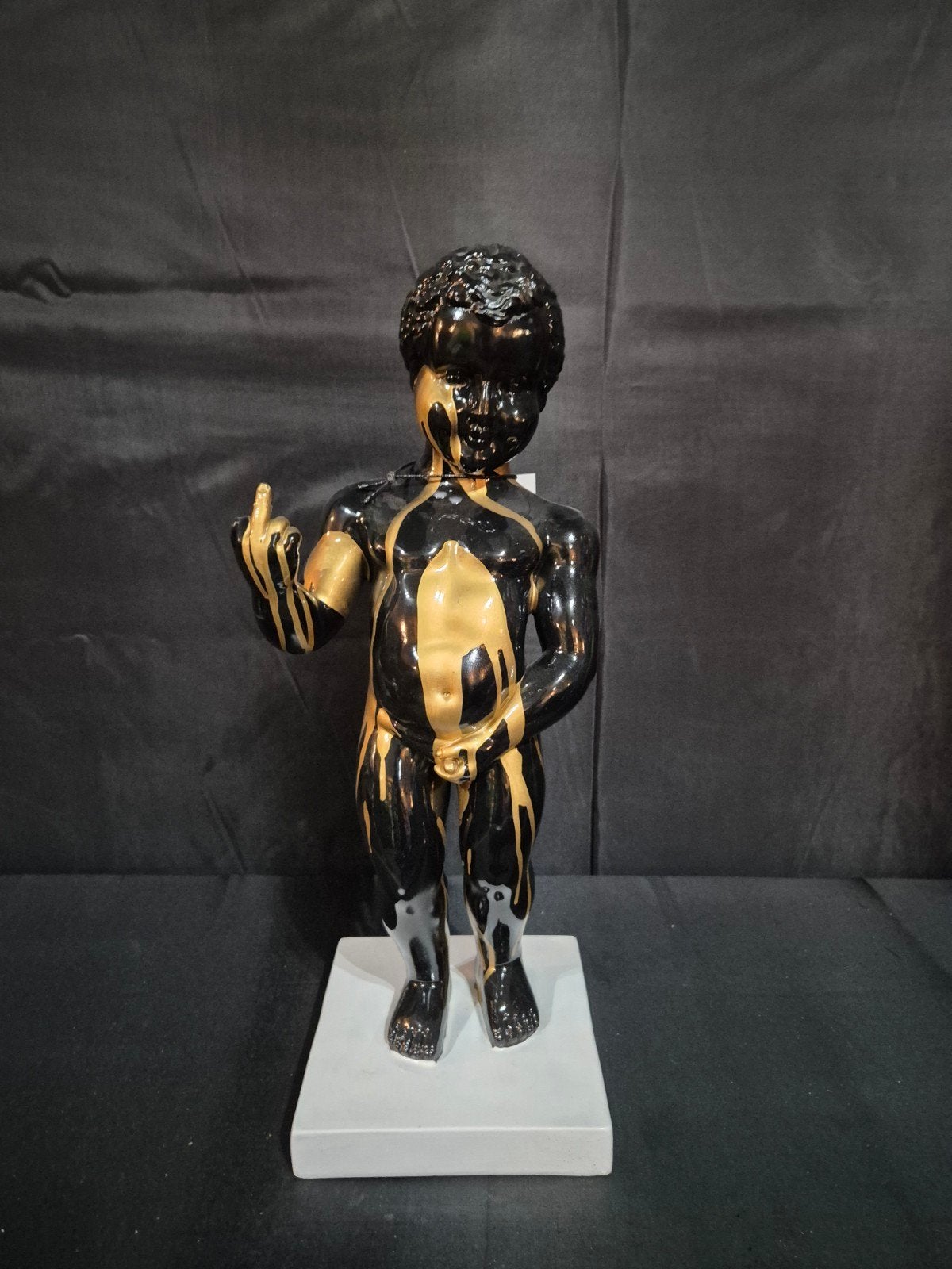 Manneke Pis Beeld - 45 cm - Polyester - Zwart/Goud, Ophalen, Kunststof, Op sokkel, Beeld