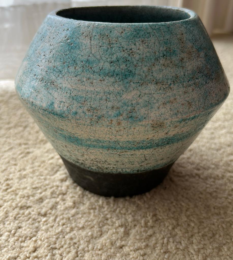 Handgemaakte Raku keramische vaas groenblauw craquelé, Ophalen of Verzenden, 50 tot 75 cm