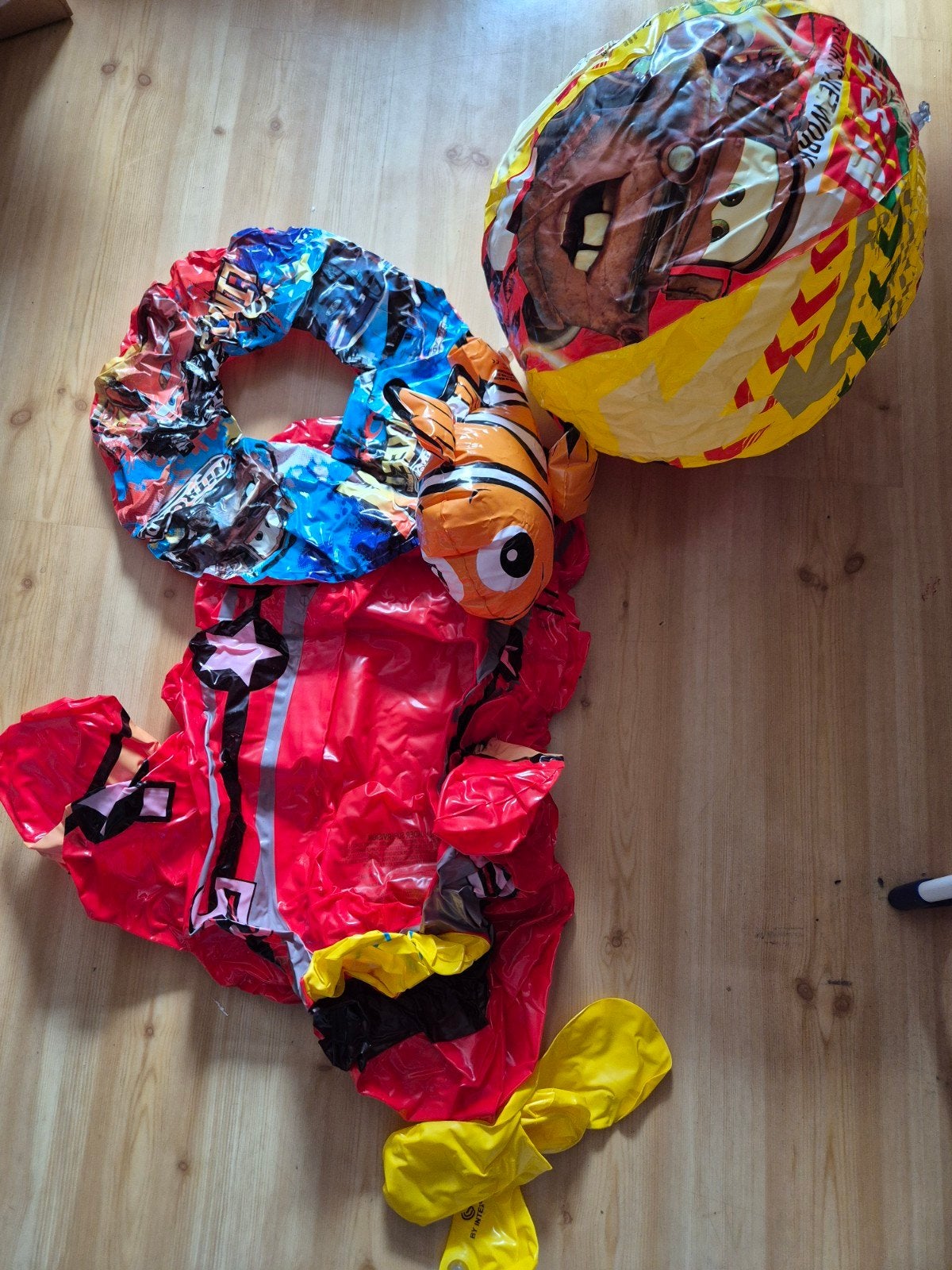 Opblaasbaar speelgoed: Cars, Nemo en zwemband, Ophalen of Verzenden, Gebruikt