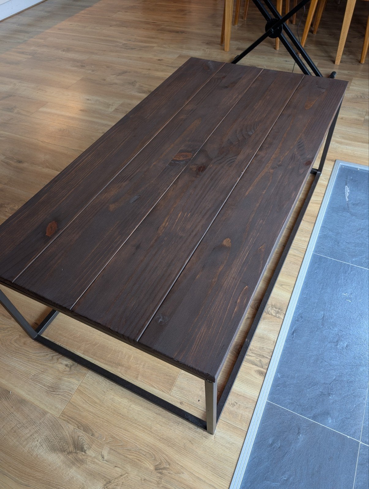 Donkerbruine salontafel met zwart metalen frame, Ophalen, Gebruikt, 50 tot 100 cm, 150 tot 200 cm