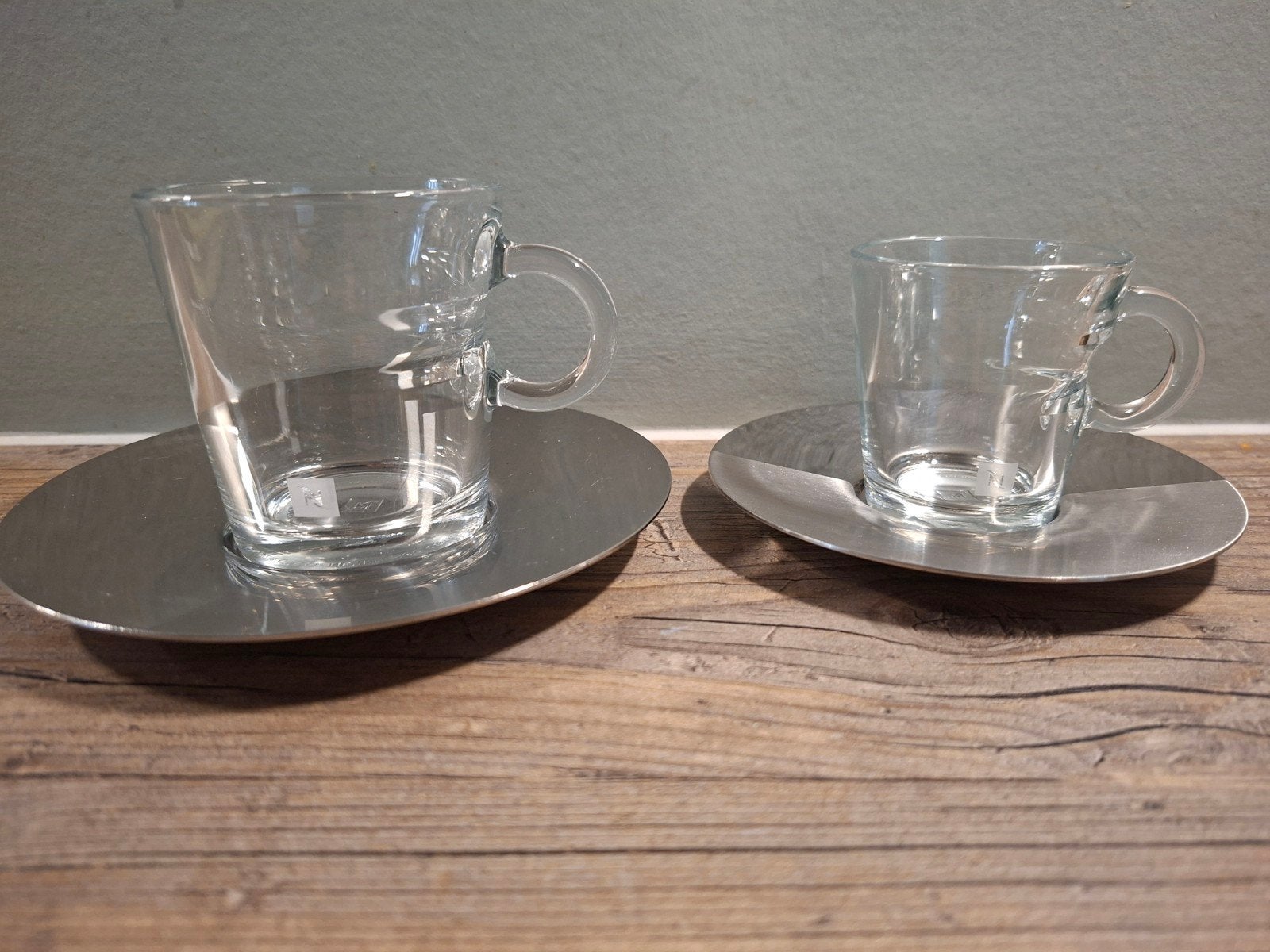 Nespresso kop met schotel, Huis en Inrichting, Keuken | Servies, Ophalen of Verzenden, Overige stijlen, Kop(pen) en/of Schotel(s)