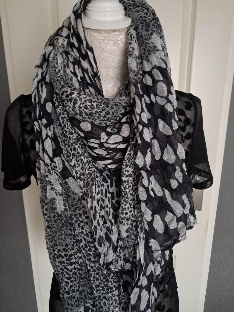 Sjaals Kleur : Zwart wit, Kleding | Dames, Mutsen, Sjaals en Handschoenen, Ophalen of Verzenden, Zo goed als nieuw, Maat 46/48 (XL) of groter