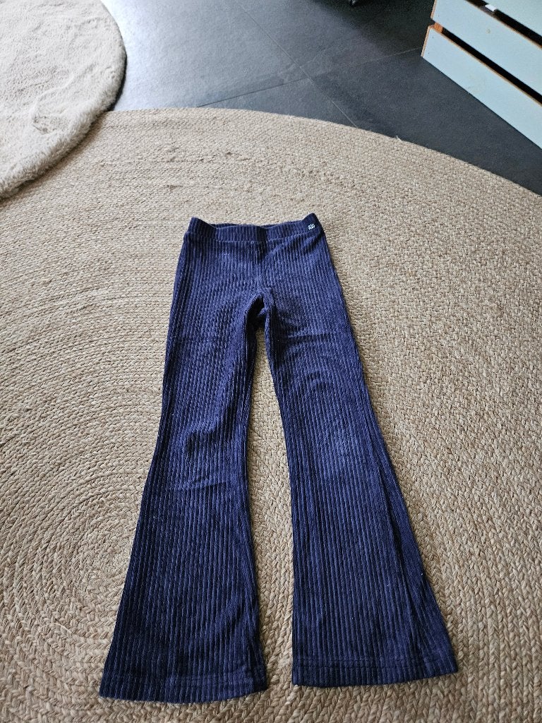 Blauwe velvet flared legging van we fashion, maat 128, Broek, Meisje, Ophalen of Verzenden, Zo goed als nieuw