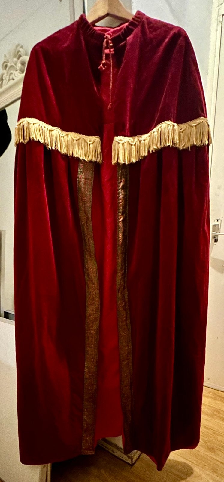 Rode fluwelen mantel met gouden franjes, Ophalen, Kerstmis of Sinterklaas, Maat 46/48 (XL) of groter, Zo goed als nieuw