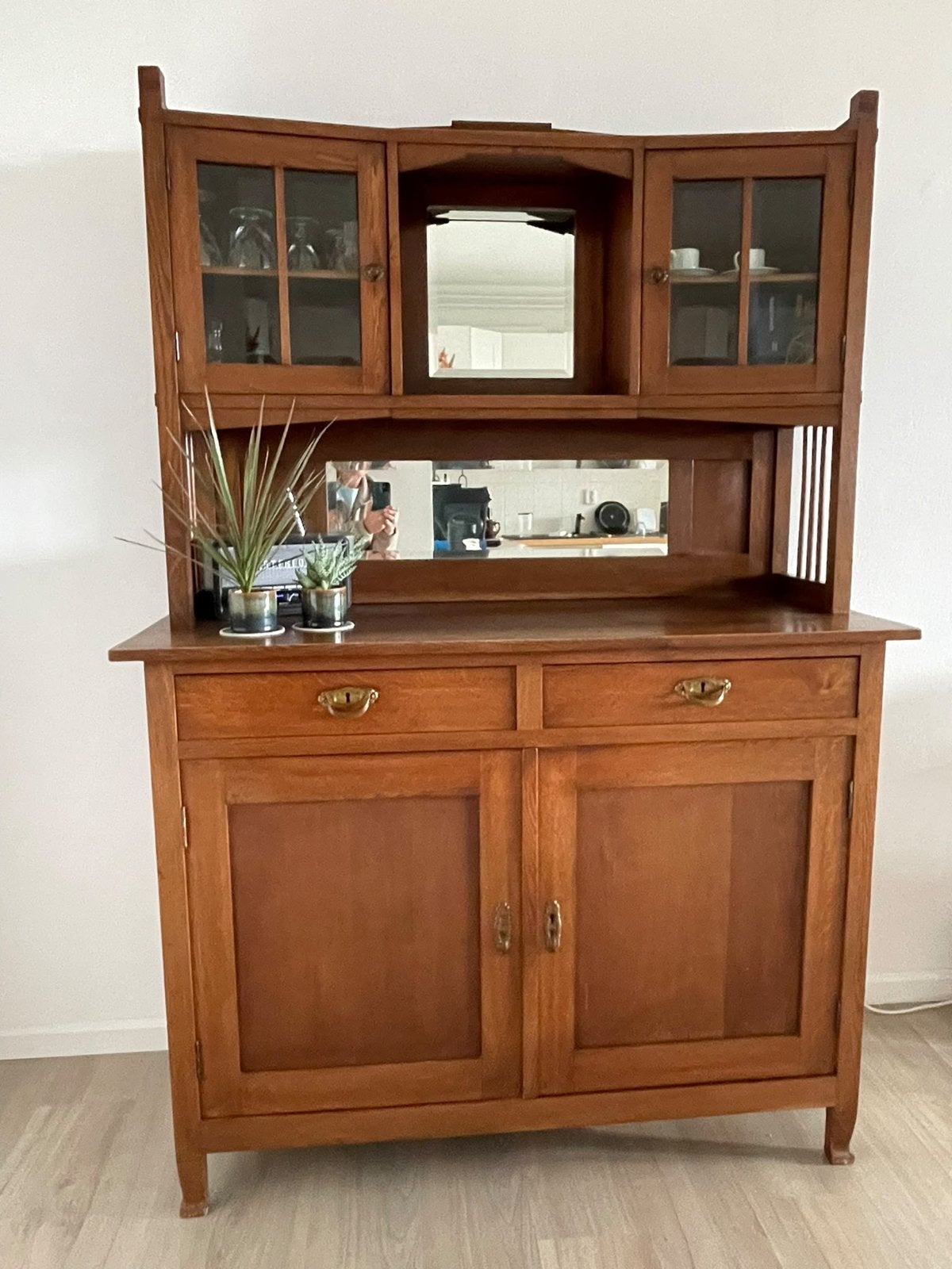 1920-1930, Antieke houten buffetkast met spiegel en vitrine, Ophalen