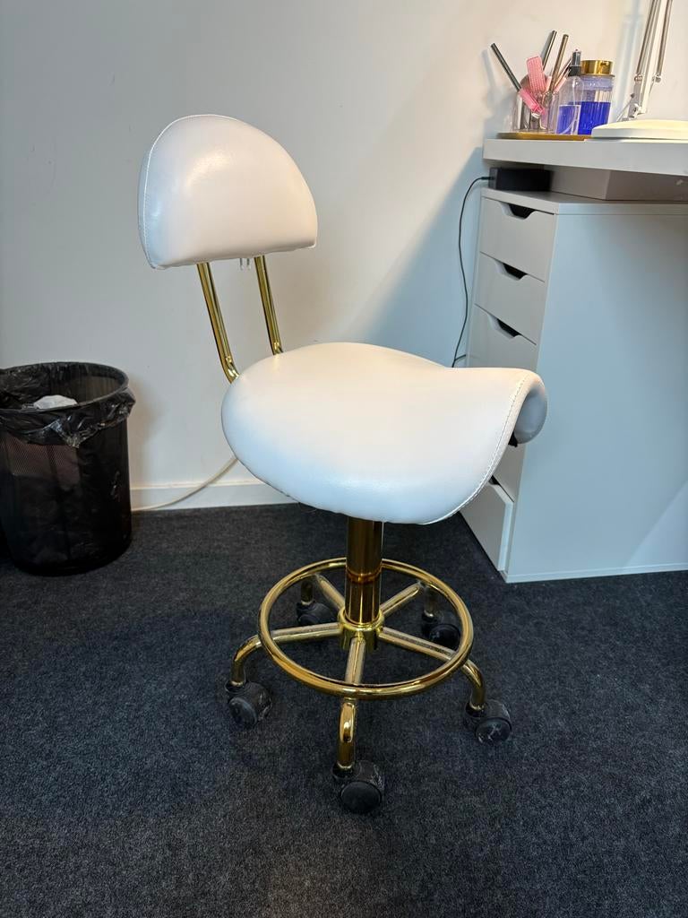 Luxe Zadelkruk Wit met Gouden Onderstel - Beauty Branche, Huis en Inrichting, Krukjes, Zo goed als nieuw, Overige materialen, In hoogte verstelbaar