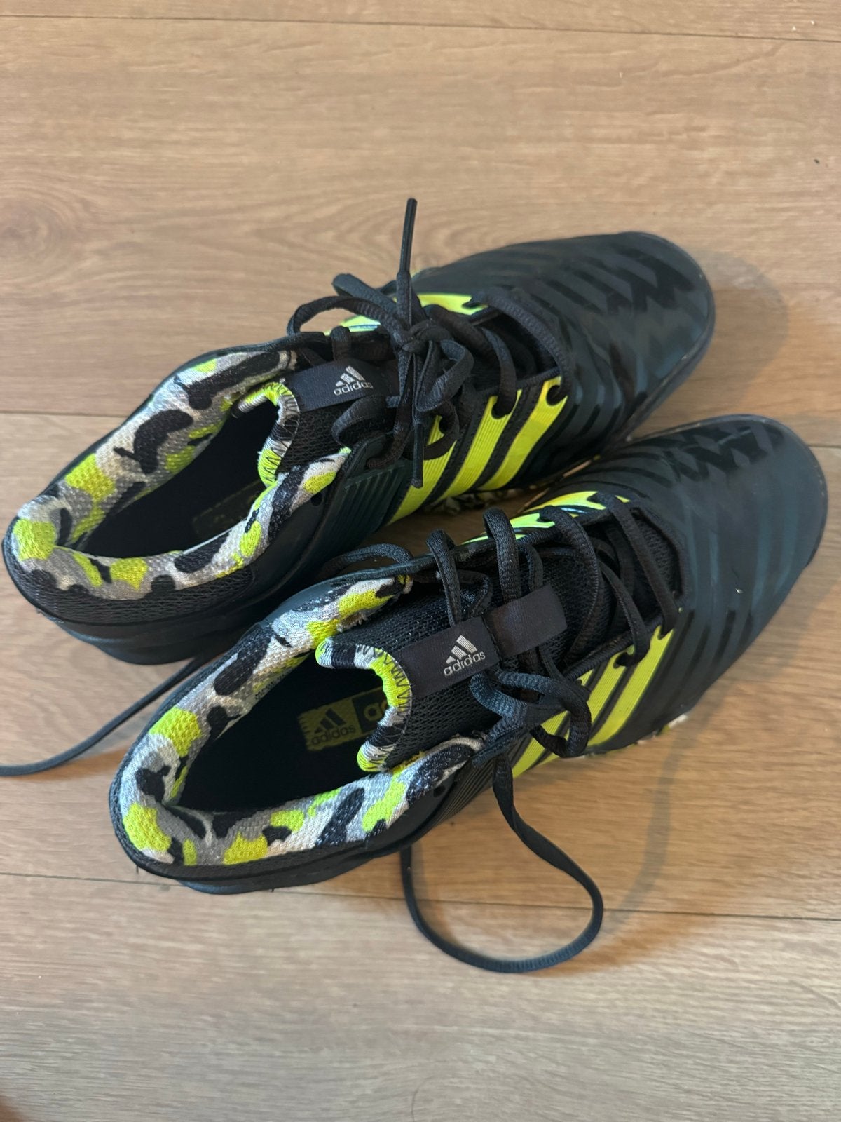 Hockey set: stick, adidas schoenen mt 38 2/3 + kleding, Geel, Ophalen of Verzenden, Zo goed als nieuw, Voetbal
