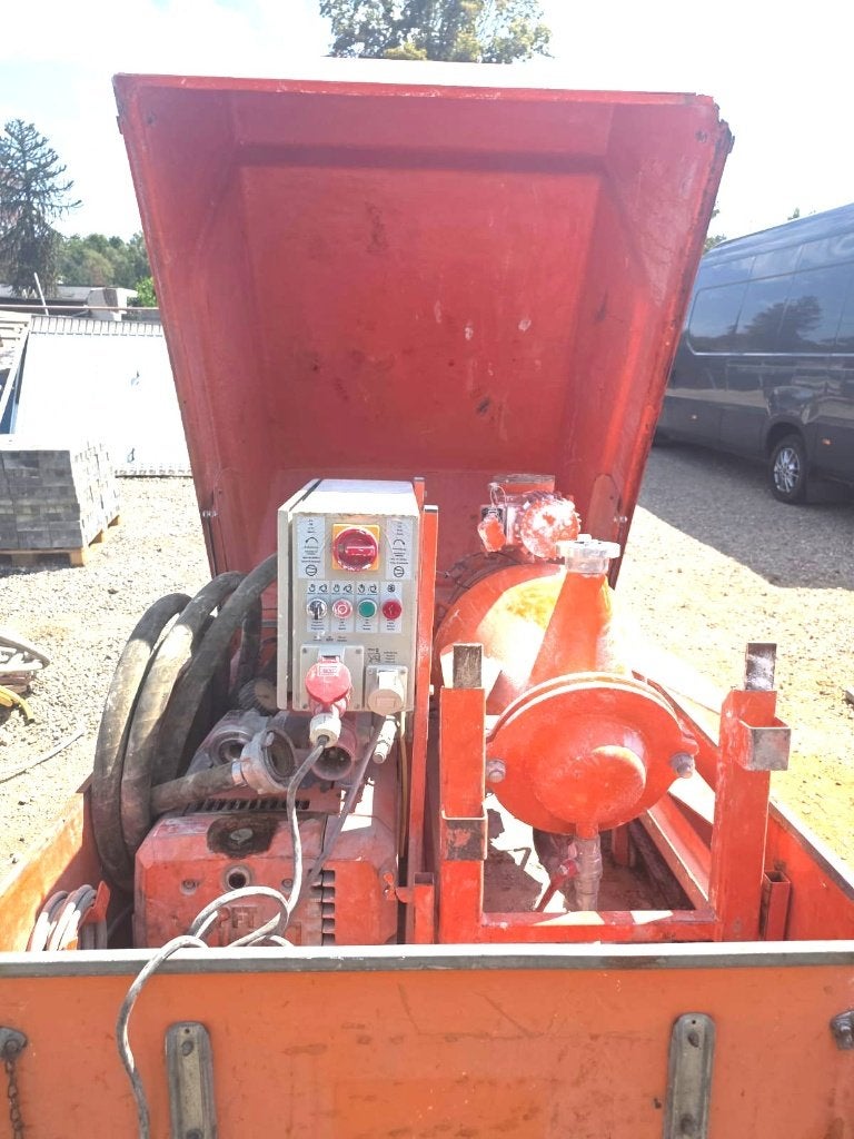 pft silomat D140 in aanhangwagen, Stucwerk
