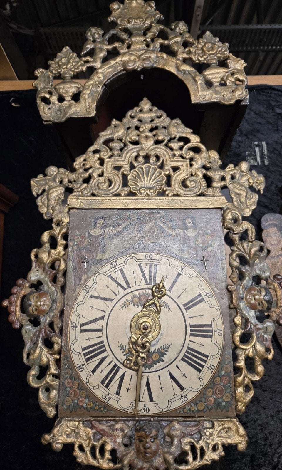 Antieke stoelklok met rijk versierd uurwerk, Ophalen