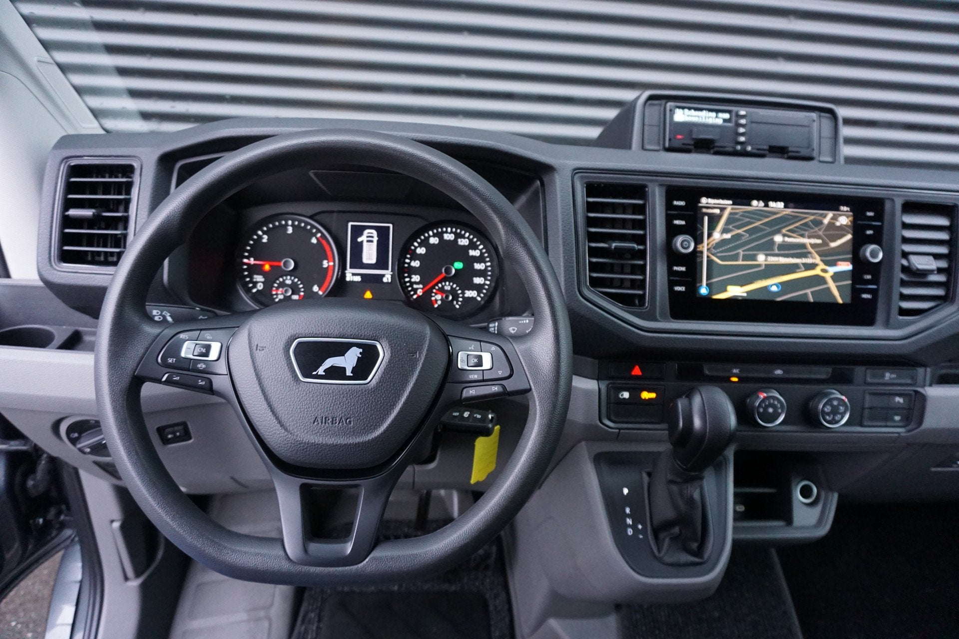 MAN TGE 3.180 177pk Automaat L3H3/L2H2 Navigatie Apple Carpl, Auto's, Stof, Gebruikt, 4 cilinders, Origineel Nederlands