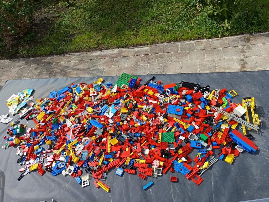 Grote bak vol vintage Lego en poppen, Kinderen en Baby's, Speelgoed | Duplo en Lego, Ophalen of Verzenden, Gebruikt, Losse stenen
