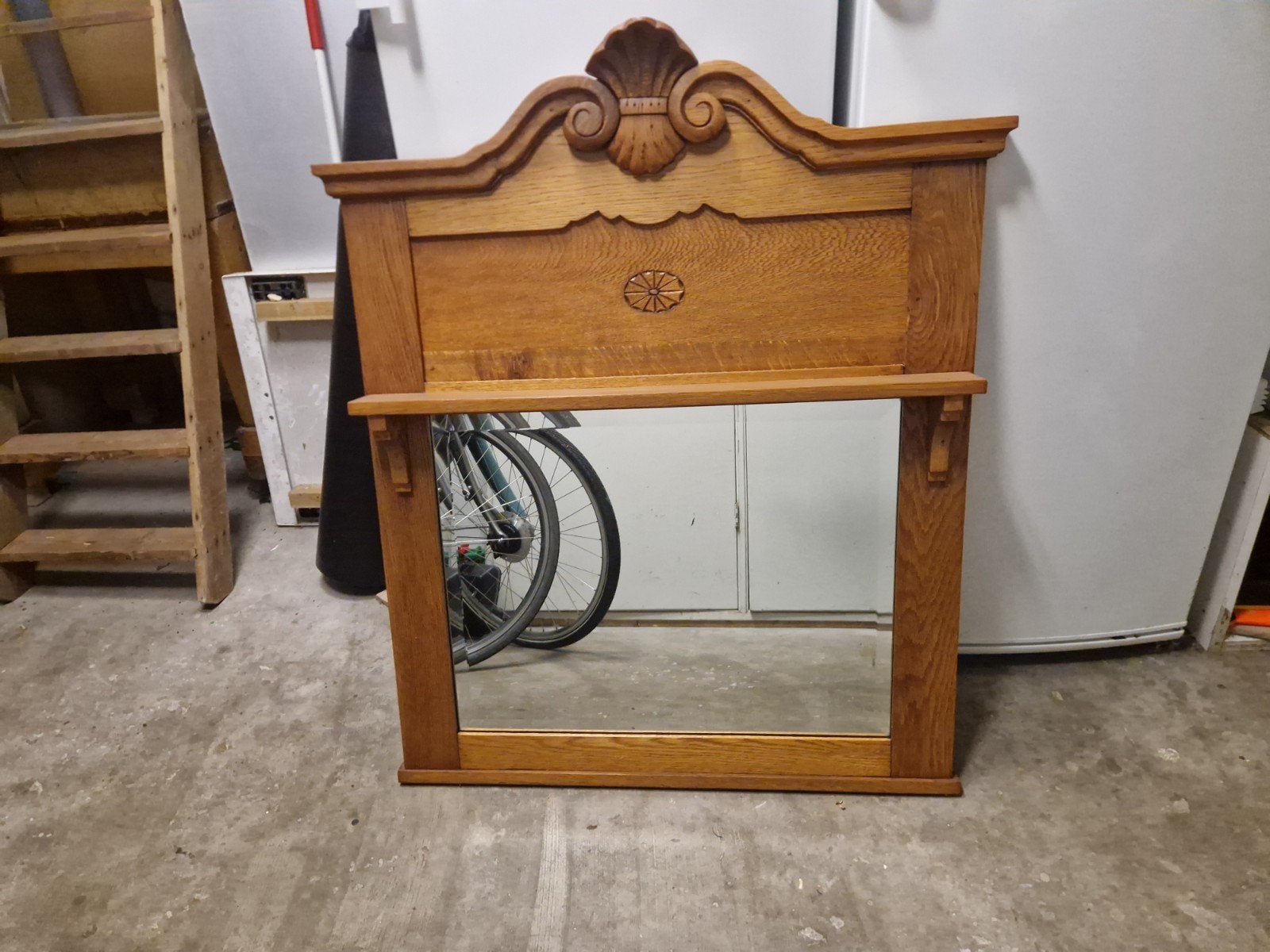 Antieke spiegel met eikenhouten lijst en decoratieve kuif, Ophalen, Rechthoekig, 50 tot 100 cm, 100 tot 150 cm