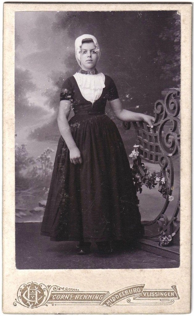 CDV Jonge Vrouw Klederdracht Walcheren Zeeland  Foto Henning, Gebruikt, Foto, Klederdracht, Ophalen of Verzenden