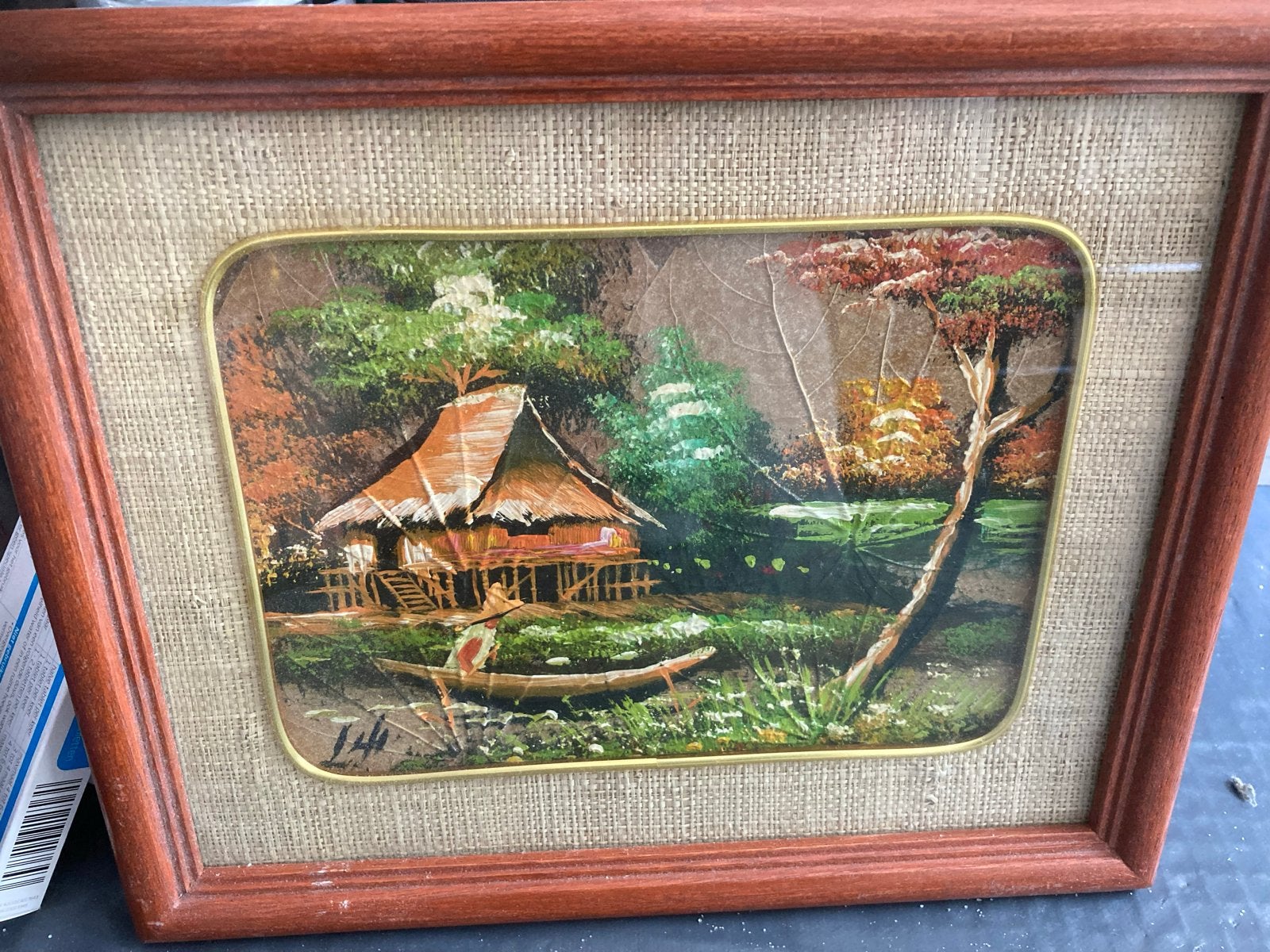 Ingelijste schilderij van een hutje aan het water, Ophalen of Verzenden