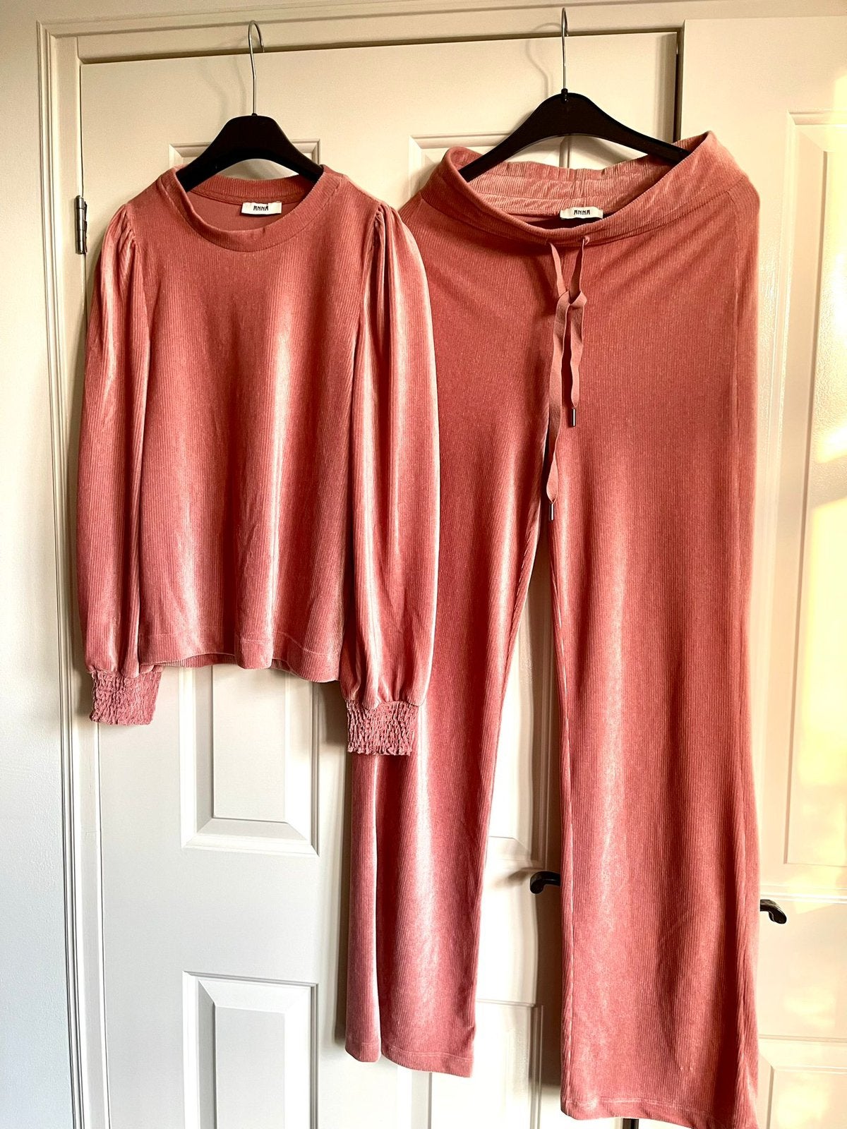 ANNA VAN TOOR • Roze rib fluweel pak Set broek shirt - S, Ophalen of Verzenden, Zo goed als nieuw, Maat 36 (S), Roze