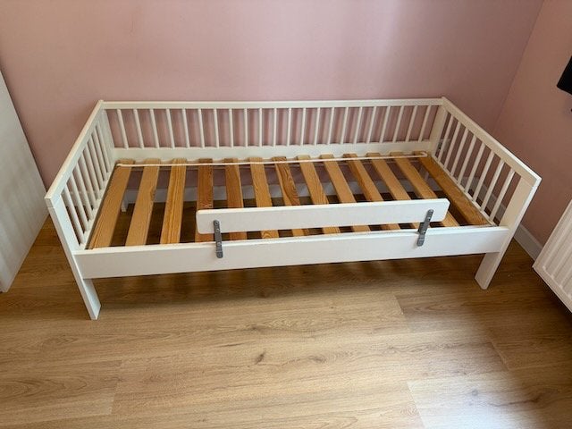 Kinderbed / peuterbed mooi met uitvalhekje, Kinderen en Baby's, Kinderkamer | Bedden, Ophalen, Gebruikt, 70 tot 85 cm, Matras