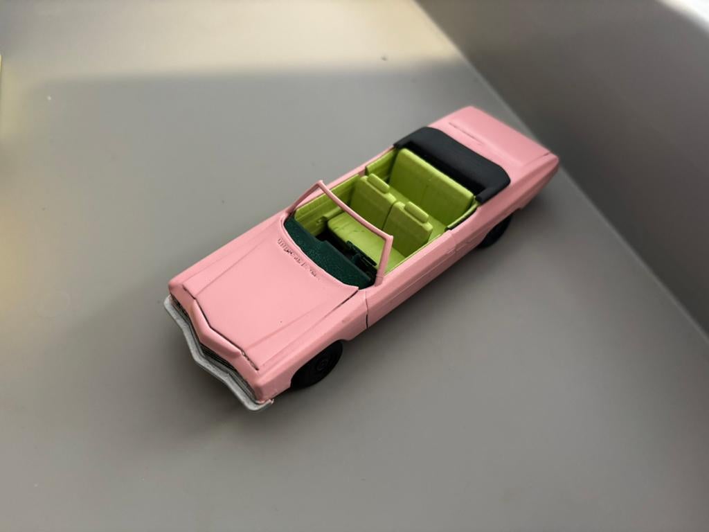 1.43 roze chevy flodder car, Ophalen of Verzenden, Zo goed als nieuw, Auto, Overige merken