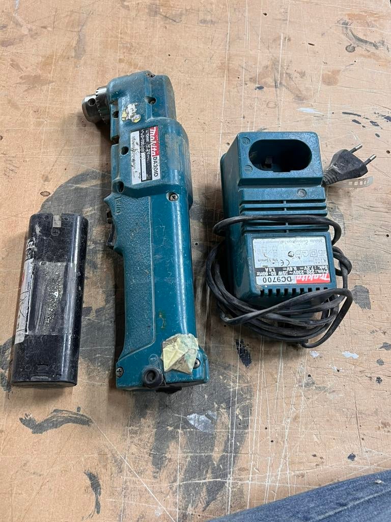 Makita haakse schroef boormachine incl 2 accu’s en lader, Ophalen of Verzenden, Gebruikt, Boormachine