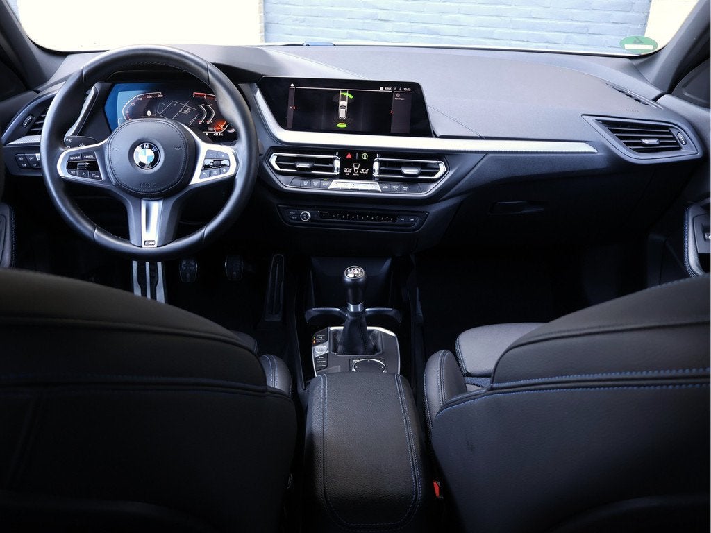 BMW 1-serie 118i High Executive M Sport Live Cockpit Pro | O, Auto's, BMW, Gebruikt, Leder en Stof, Wit, Origineel Nederlands