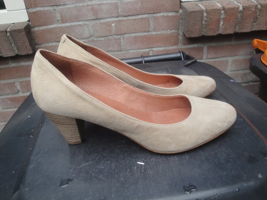 Beige suede pumps JONES maat 40 (z.g.a.n.), Jones, Pumps, Beige, Ophalen of Verzenden