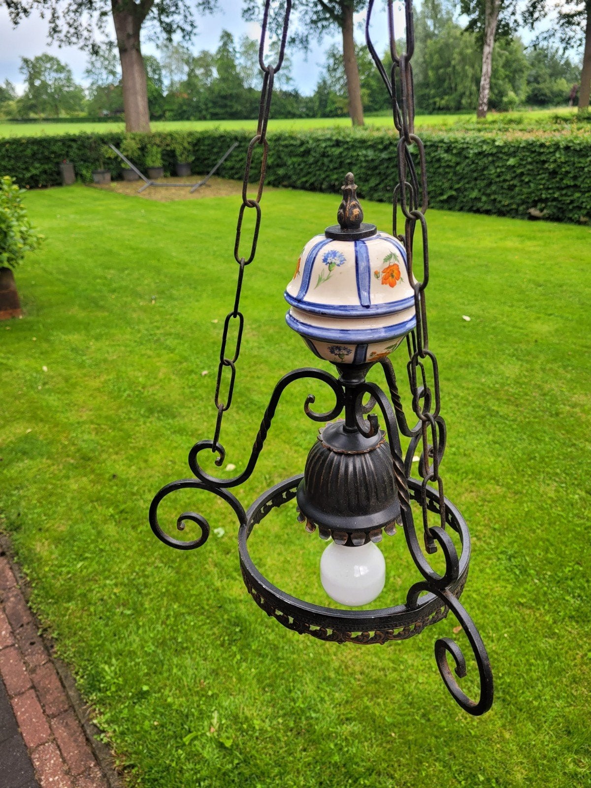 Antieke smeedijzeren hanglamp met Delfts blauw decor, Antiek en Kunst, Ophalen of Verzenden
