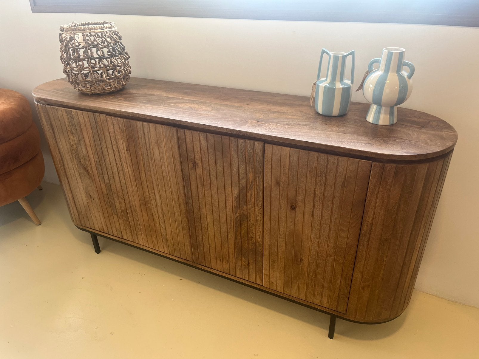 Magazijn leegverkoop dressoir retro Remi mangohout ribbel