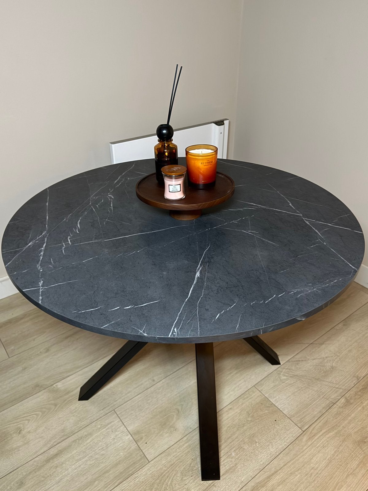 Ronde zwarte eettafel - marmerlook blad, zwart, Rond, Zo goed als nieuw, Vier personen, Metaal