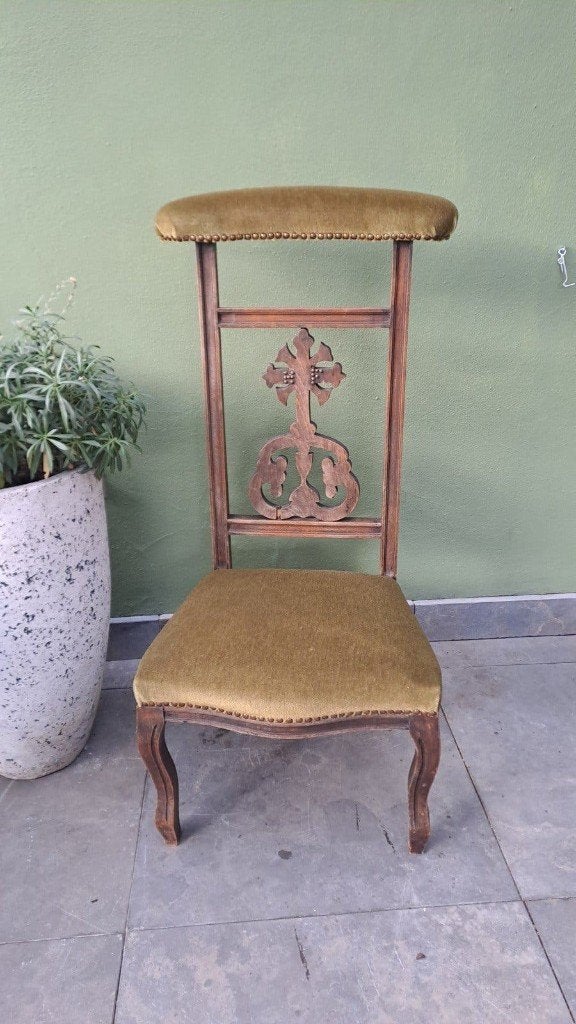 Oude bidstoel of kerkstoel met een kruis in de rugleuning, Ophalen of Verzenden
