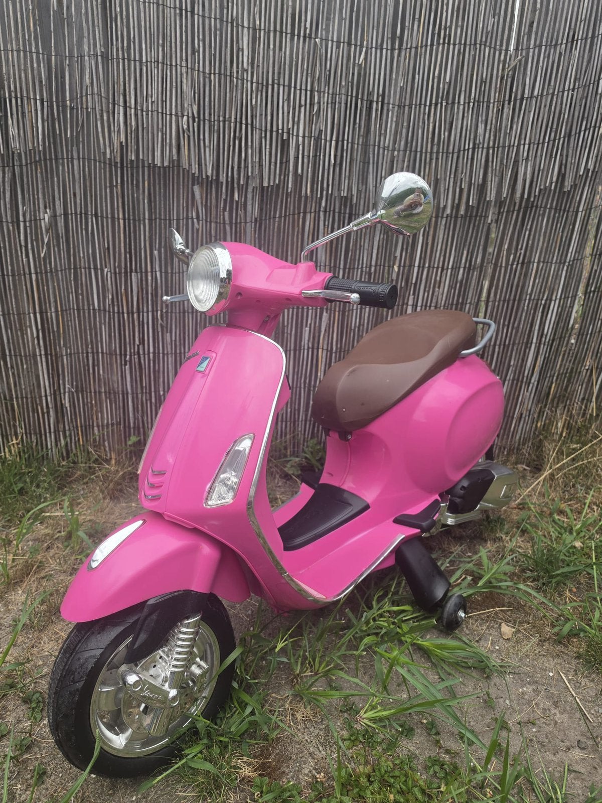 Te koop: Roze Vespa elektrische kinderscooter – €50, Ophalen, Zo goed als nieuw, Benzine, Vespa LX