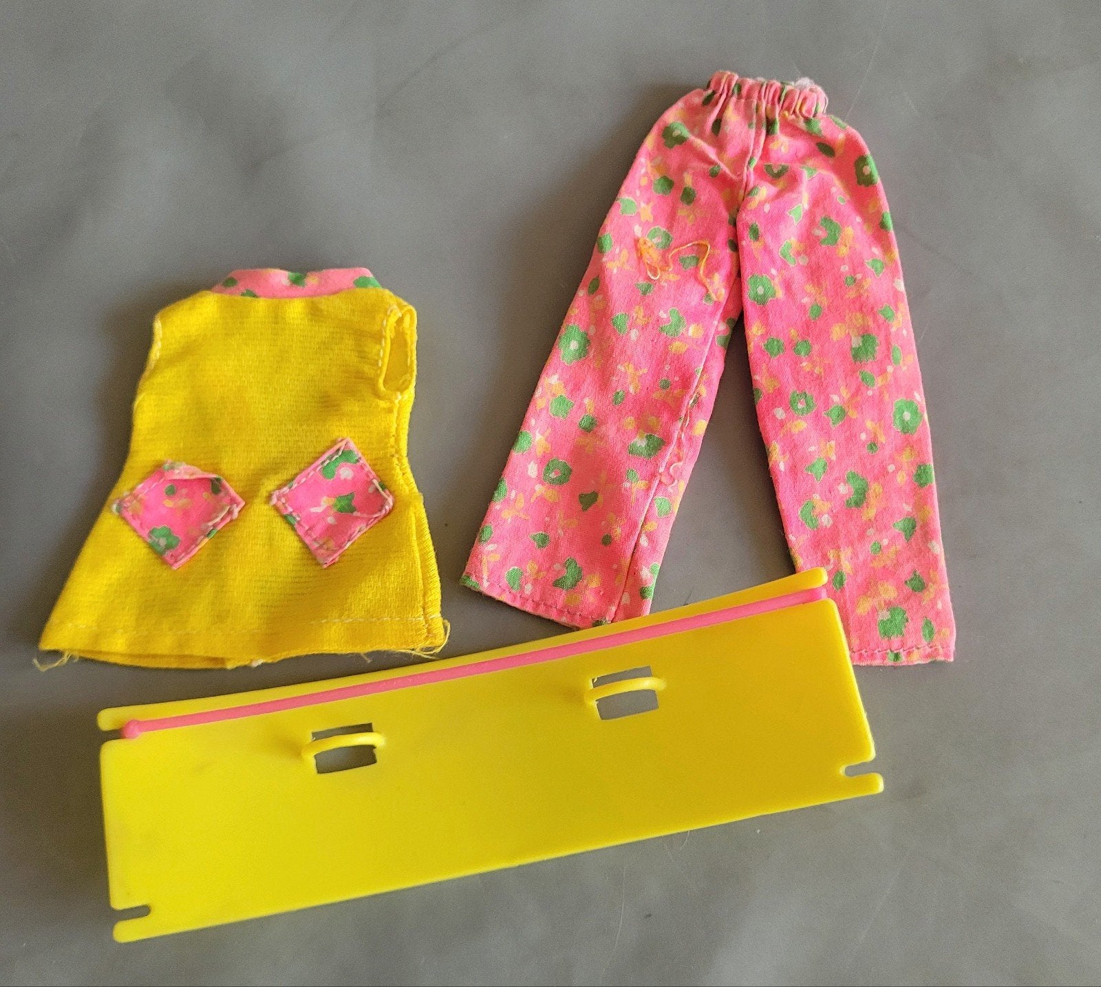 Vintage Barbie Skipper kleding setje met balanceer bord jr.6, Verzamelen, Ophalen of Verzenden, Gebruikt, Kleertjes