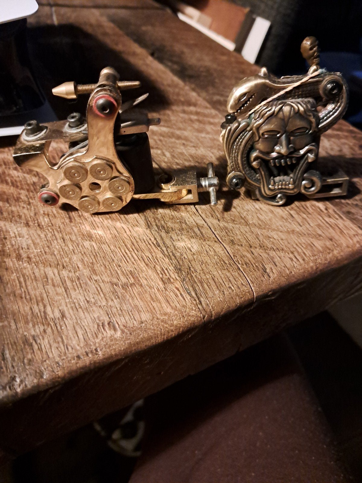 Set van 2 Vintage Coil Tattoo Machines – Revolver & Oni Mask, Ophalen of Verzenden