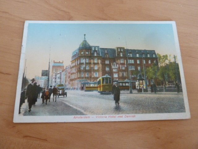 Amsterdam 1930 Victoria Hotel met Damrak en trams, Ophalen of Verzenden, 1920 tot 1940, Gelopen, Noord-Holland
