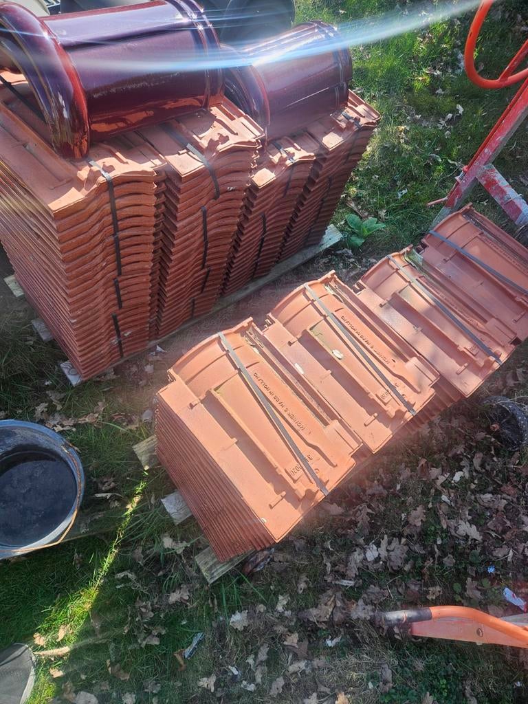 Dakpannen en nokvorsten - nieuw vhv wijnrood verglaasd, Steen of Klei, Ophalen of Verzenden, 15 m² of meer, Dakpannen