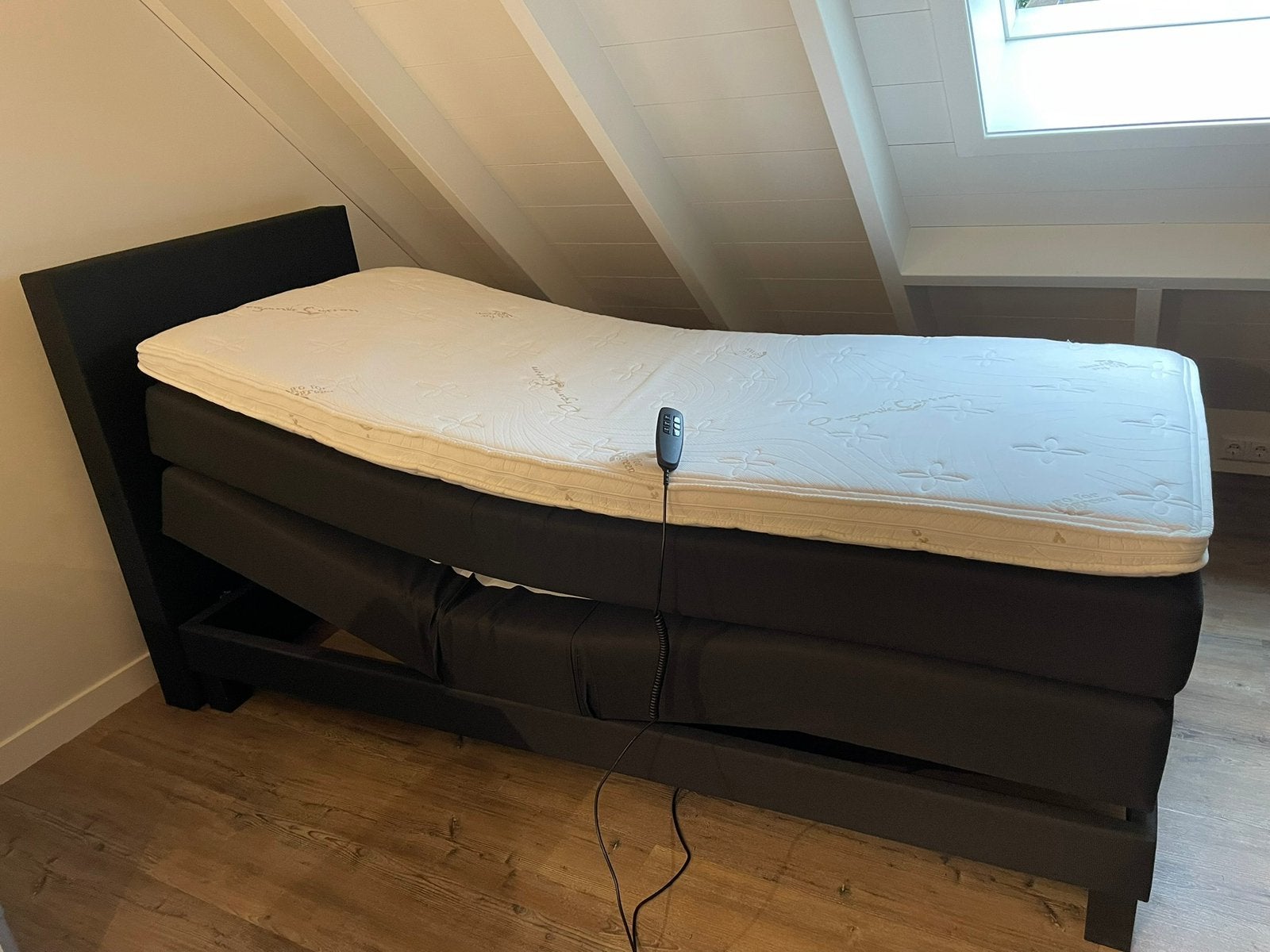 1 persoons boxspring elektrisch verstelbaar bed 90x210, Ophalen, 90 cm, Eenpersoons, Zo goed als nieuw