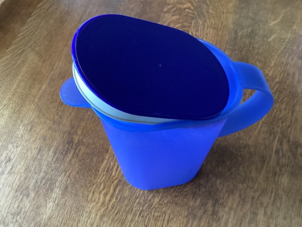Blauwe Tupperware kan met deksel, Blauw, Beker of Kan, Ophalen of Verzenden, Zo goed als nieuw