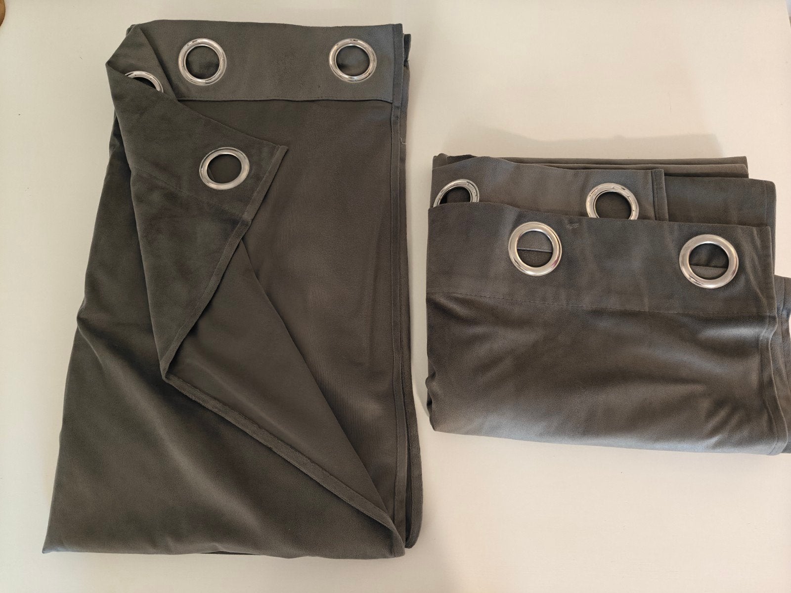 Grijze gordijnen met ringen - 2 stuks, Ophalen, Met ringen, Gebruikt, Gordijn