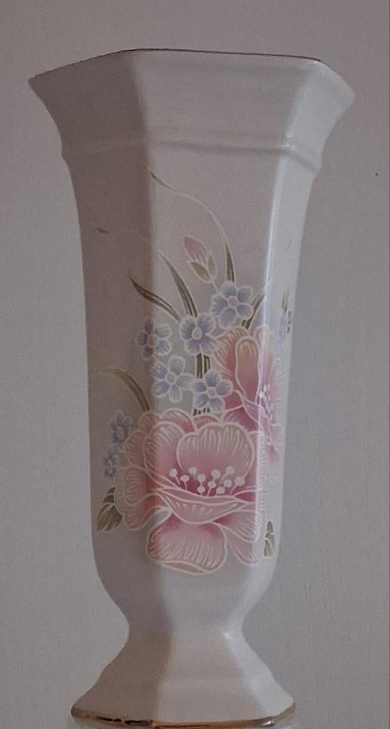 Vaasje. Royal Winton. Porselein.  Merkstempel. 15 cm., Ophalen, Wit, Aardewerk of Porselein, Zo goed als nieuw