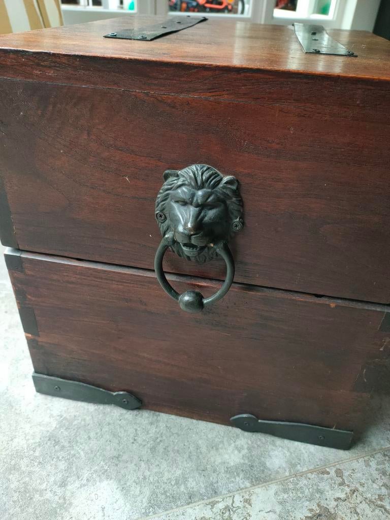 Antieke vintage drankenkist campaignstijl  met leeuwenkop, Antiek en Kunst, Ophalen