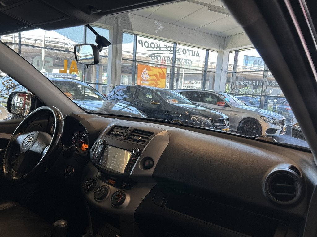 Toyota RAV4 2.0 VVTi Linea Terra 4WD 2000KG Trekgewicht | Le, Auto's, Toyota, 1998 cc, Zwart, 4 cilinders, Zwart