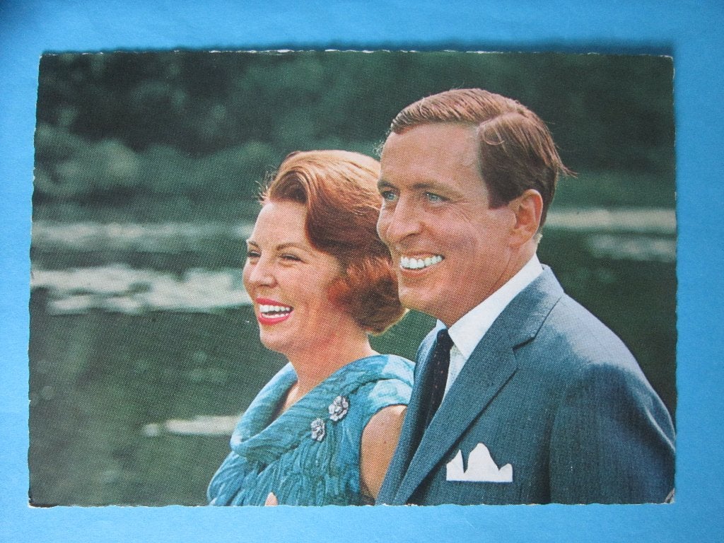 Ansichtkaart: Koninklijk huis, Verloving Beatrix en Claus., Ophalen of Verzenden, 1960 tot 1980, Gelopen, Sterren en Beroemdheden