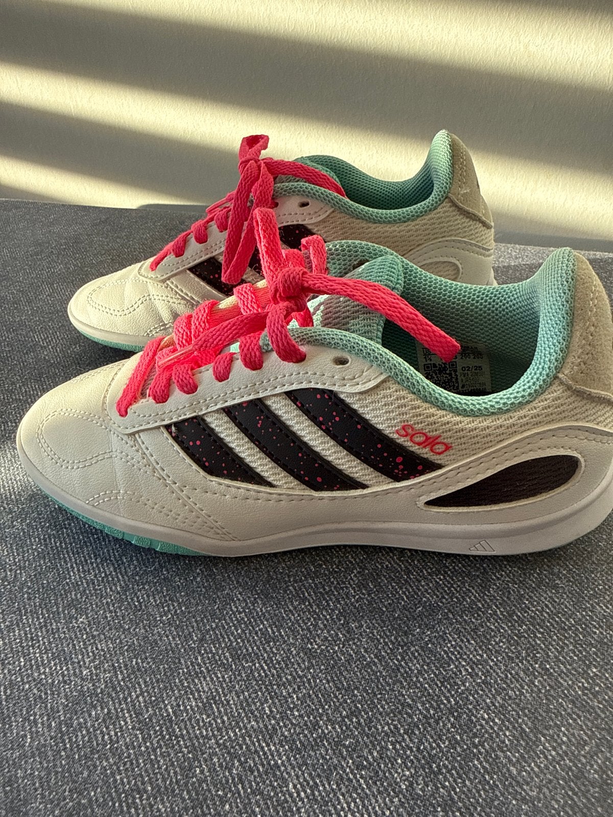 Adidas zaalvoetbalschoenen meisje maat 33, Ophalen of Verzenden, Zo goed als nieuw, Schoenen