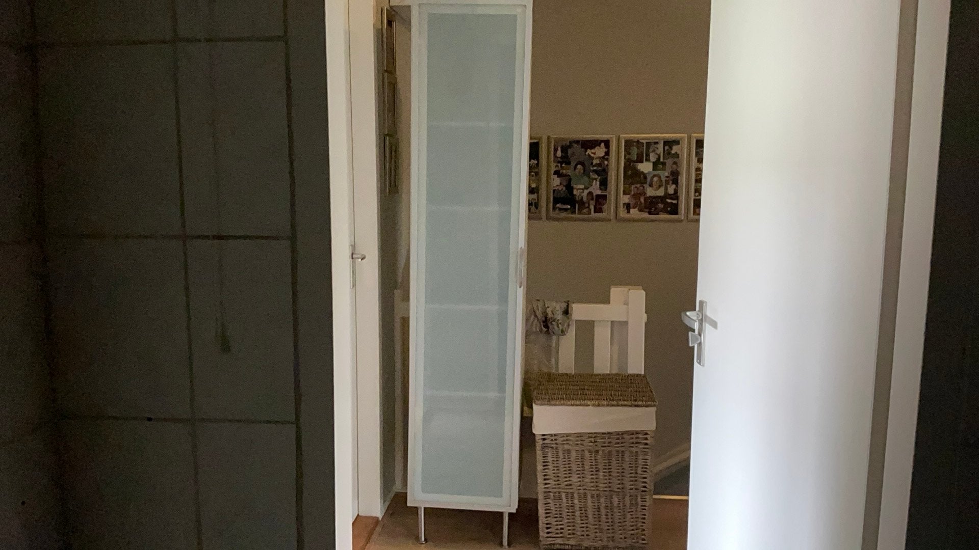 Badkamerkast, Ophalen, Grijze kleur.  Met matglazen deur., 150 tot 200 cm, 25 tot 50 cm