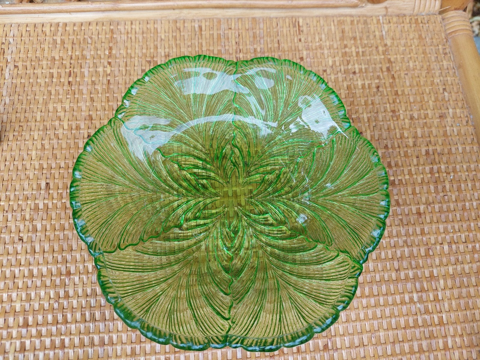 Vintage Groene Glazen Schaal met Bladmotief, Antiek en Kunst, Antiek | Schalen, Ophalen of Verzenden