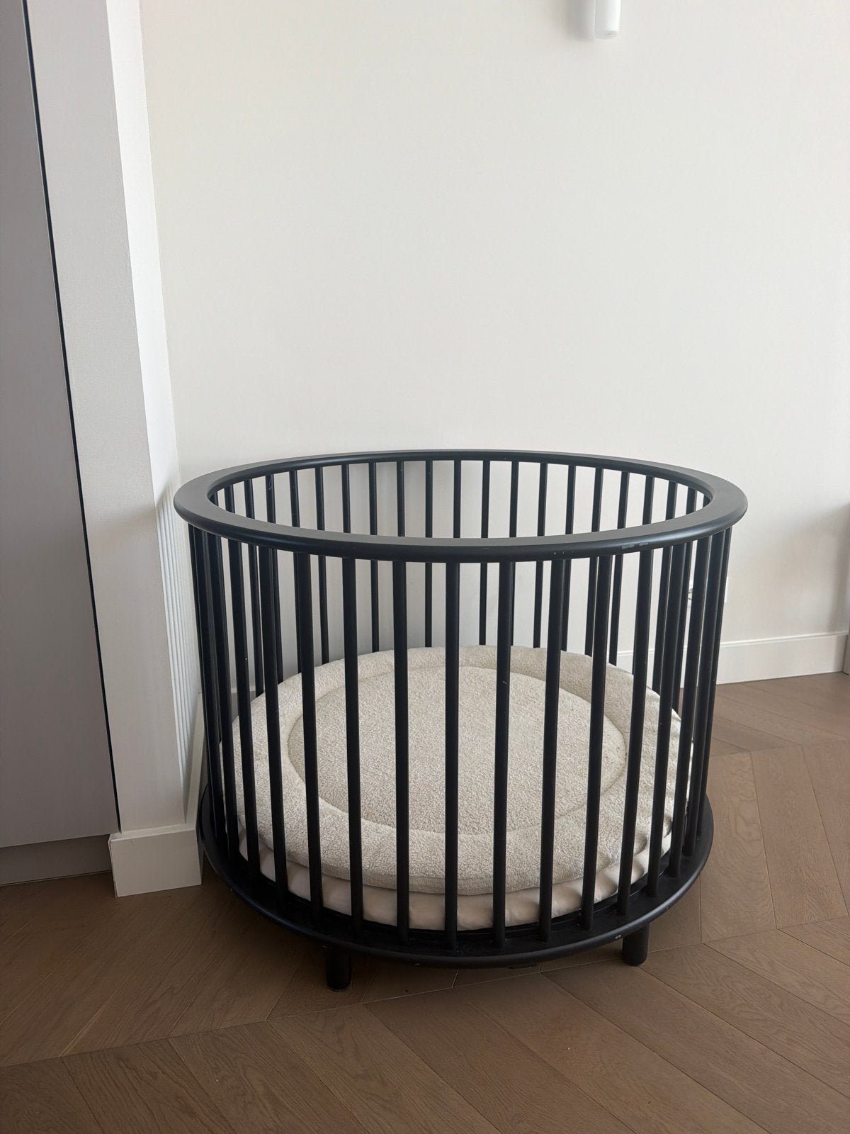 Houten ronde box zwart - met matras en boxkleed, Kinderen en Baby's, Ophalen, Zo goed als nieuw, Rond, Boxkleed