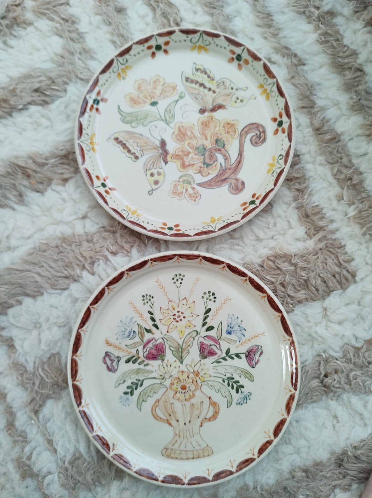 Borden twee handgeschilderde vintage, Ophalen of Verzenden, Zo goed als nieuw, Overige stijlen, Bord(en)
