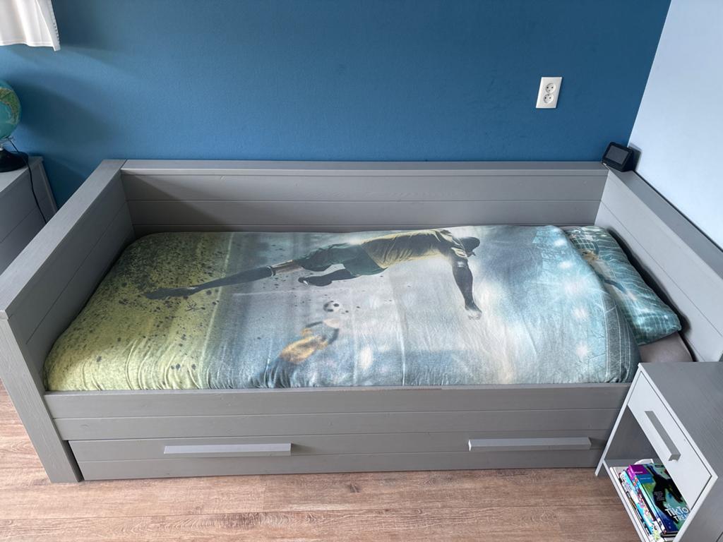 Grijs kinderbed met uitschuifbaar logeerbed, Huis en Inrichting, Ophalen, Gebruikt, 90 cm, Eenpersoons