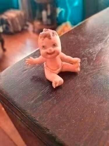 poppenhuis miniaturen popje baby lachend 5 cm, Ophalen of Verzenden, Zo goed als nieuw, Poppenhuis