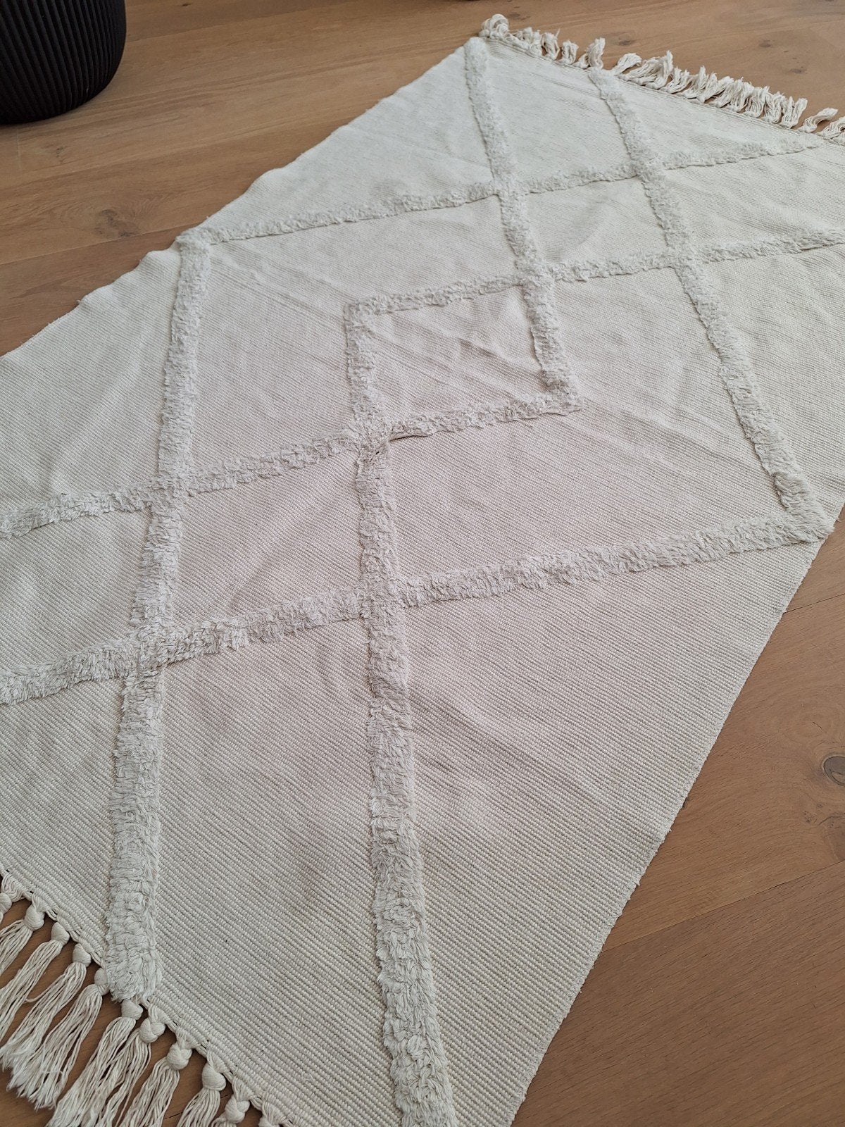 Beige vloerkleed met werkje en roesjes - 145x96 cm, Huis en Inrichting, Stoffering | Tapijten en Kleden, Beige, Zo goed als nieuw