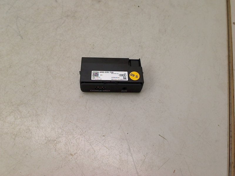Usb Hub Audi A4 (B9) (2015-09/2018-08) 4M0035726, Auto-onderdelen, Gebruikt, Auto-Union-Straße  1, Ingolstadt 85057, , Duitsland