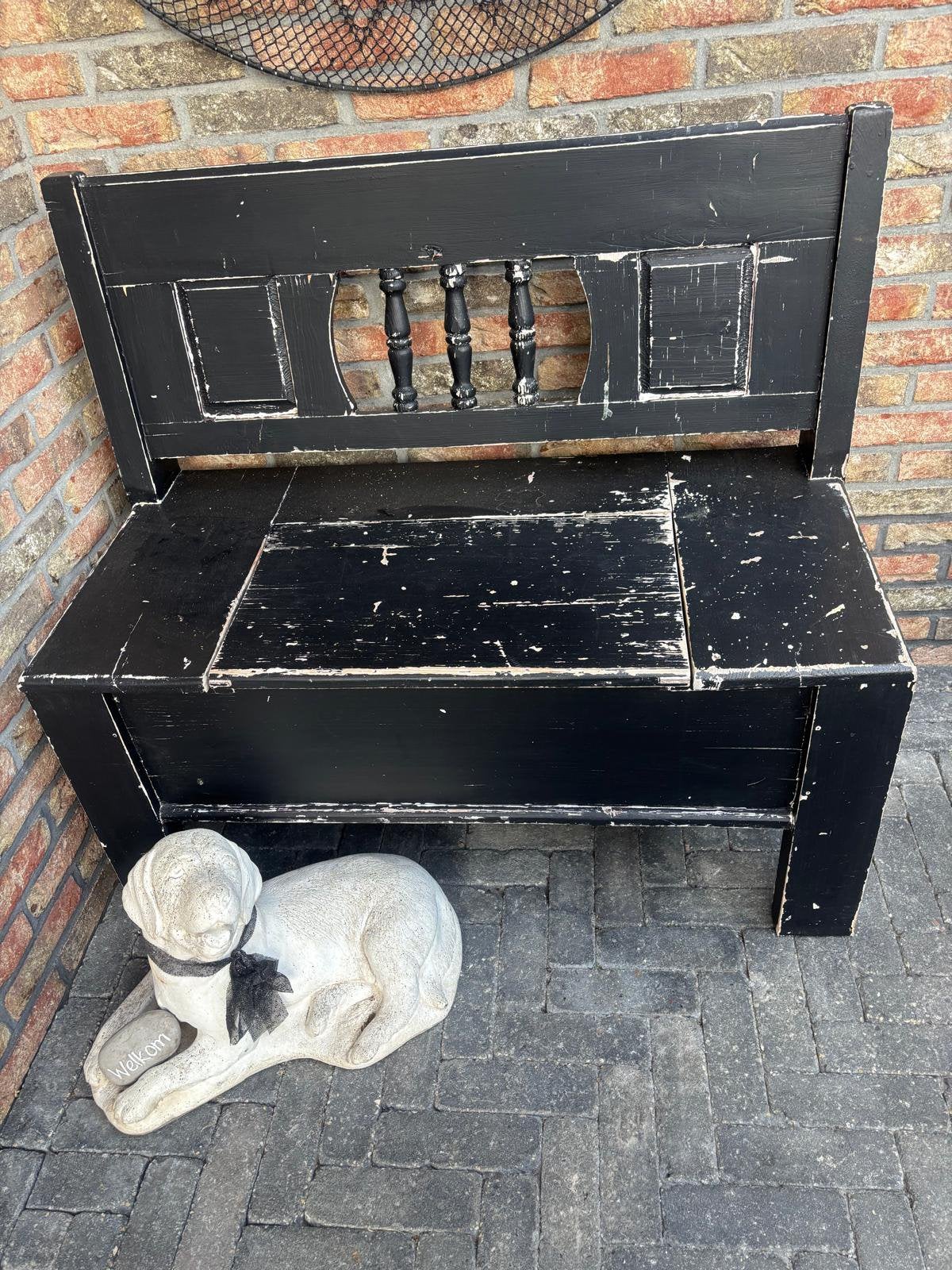 Antiek bankje met klep, Ophalen